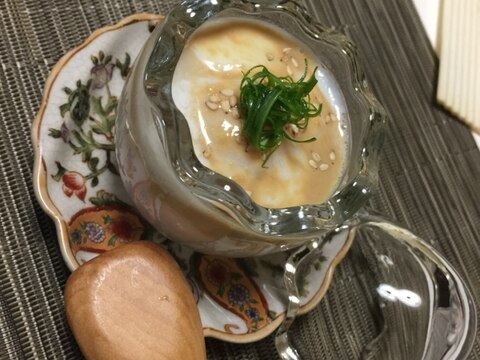 まるでウニ？ やもめ食堂 箸休めに温玉